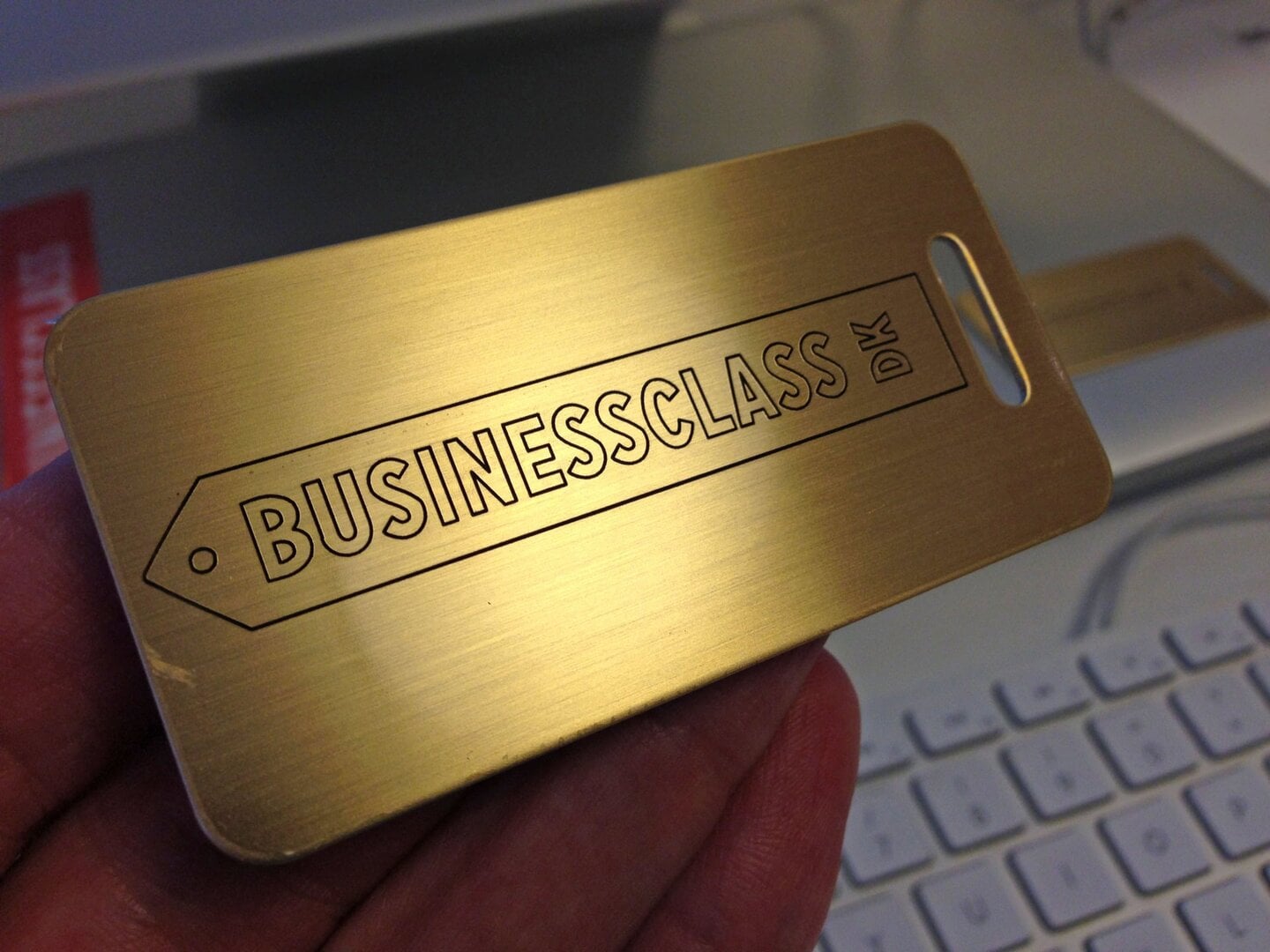 Bliv medlem og skriv en anmeldelse - få en graveret bagagetag