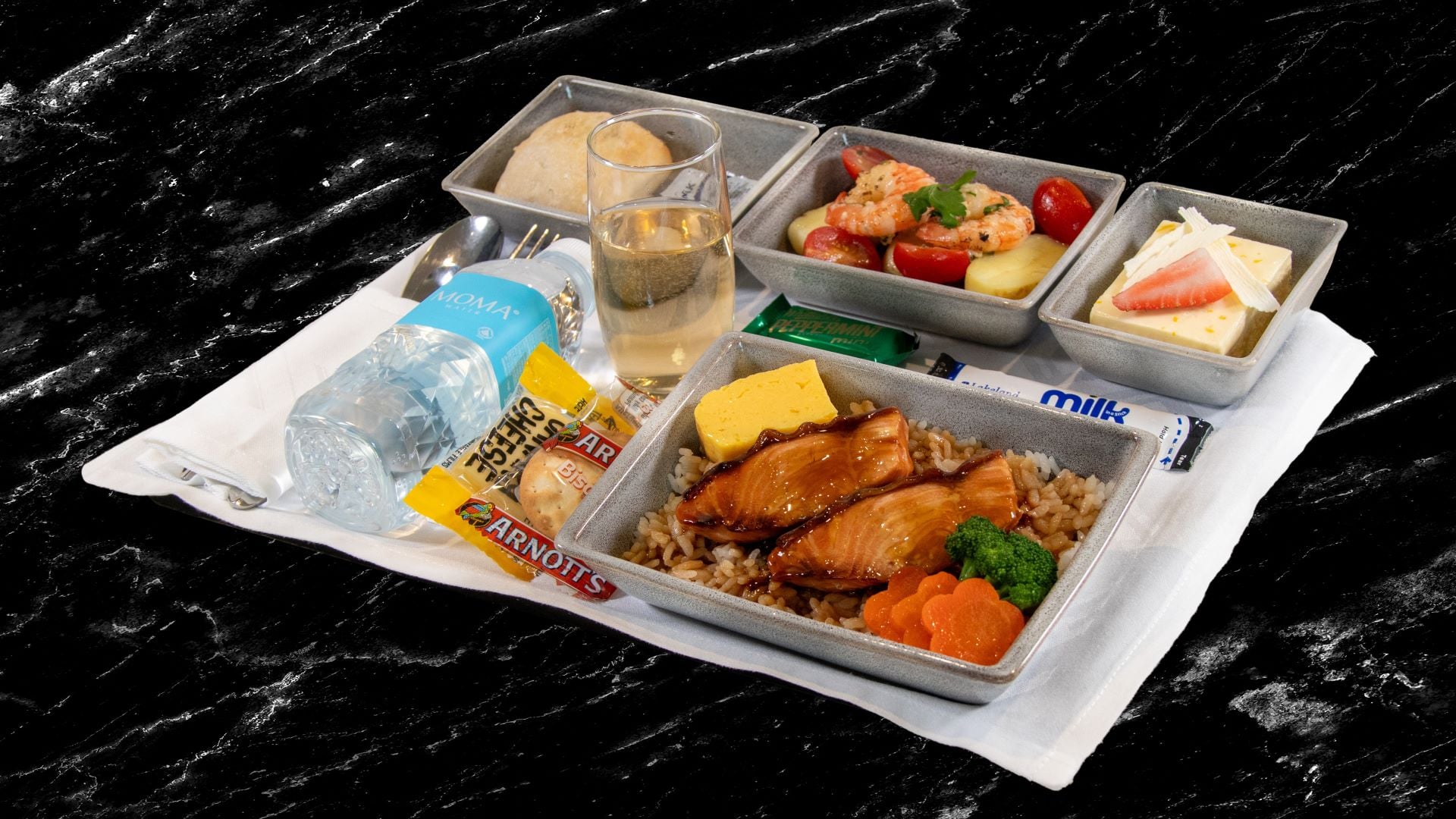 Airlines News - Singapore Airlines - new Premium Economy Dining Choices and Amenity Kit