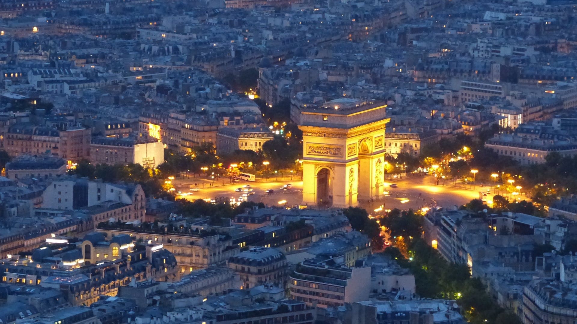 arc de triomphe paris seen at night
