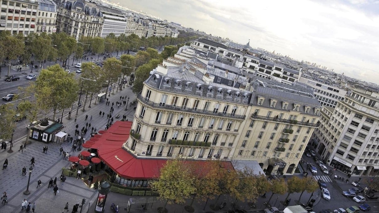 Hotel barriere le fouquet´s seen from a bird perspective