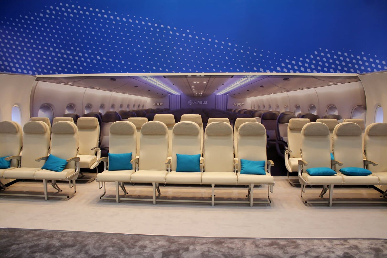 Skulle du klara att sitta i ett flyglan med elva stolar i bredd?