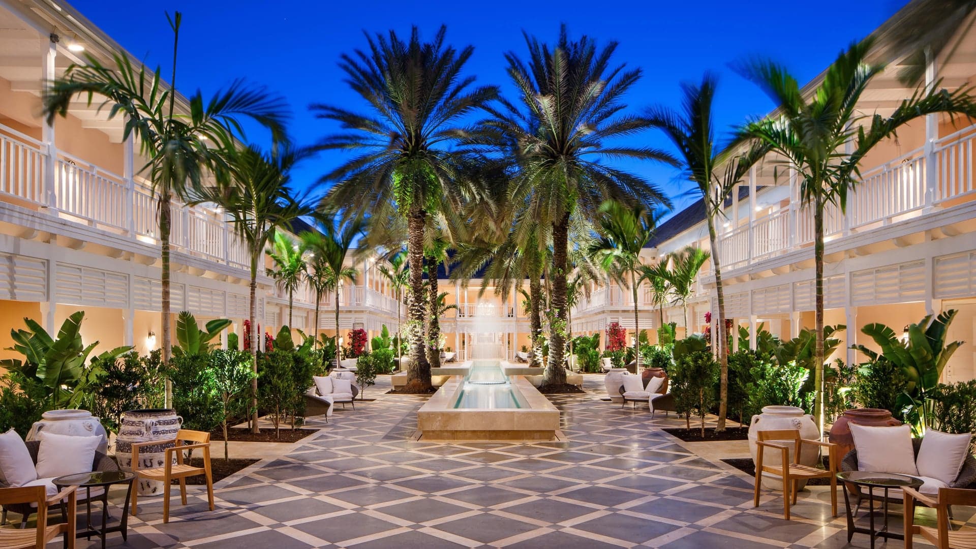 No roof corridor to The Ocean Club - Four seasons with palm trees, furniture and white design.