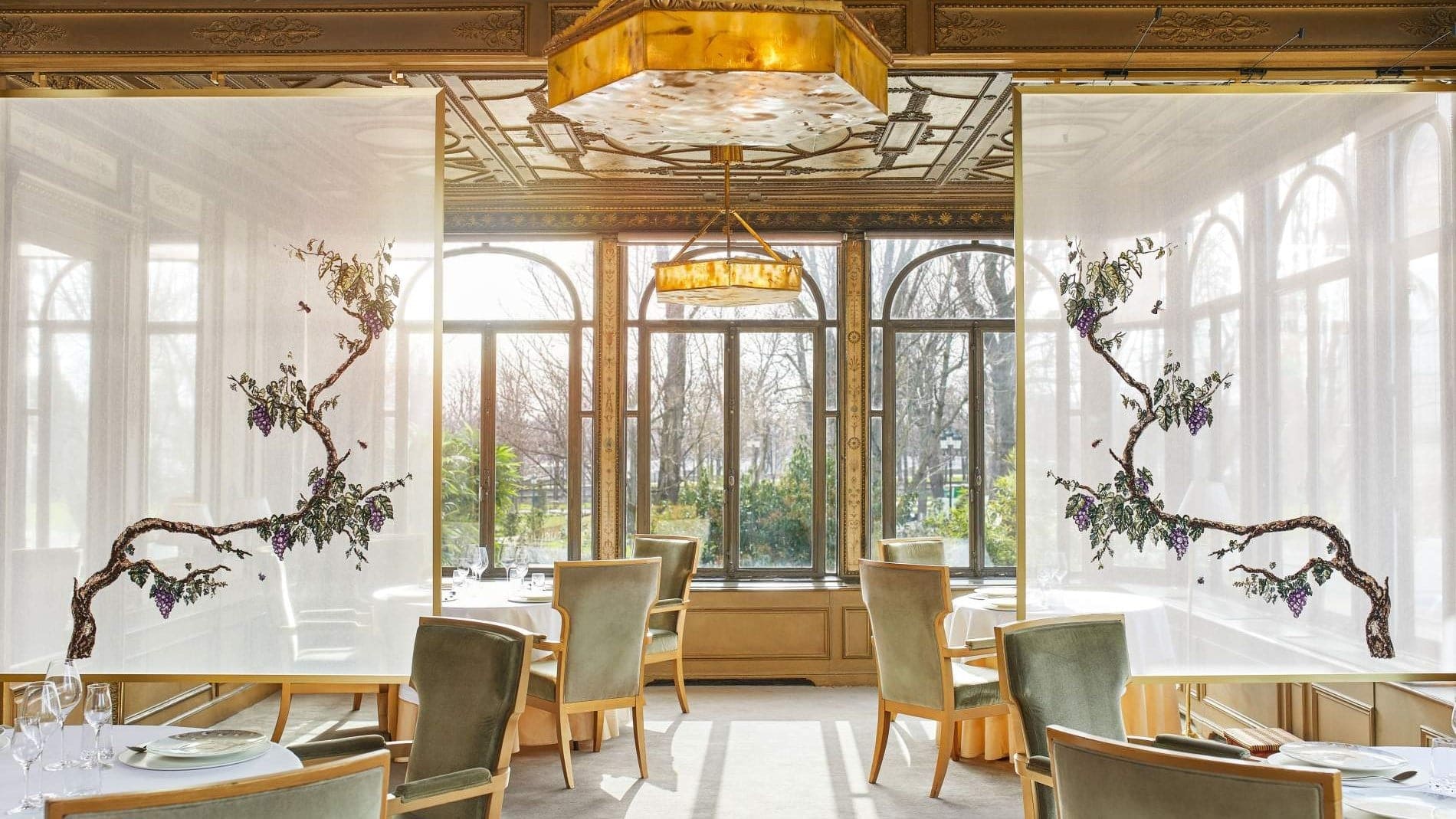 resturant Alléno Paris au Pavillon Ledoyen with green chairs and round tables