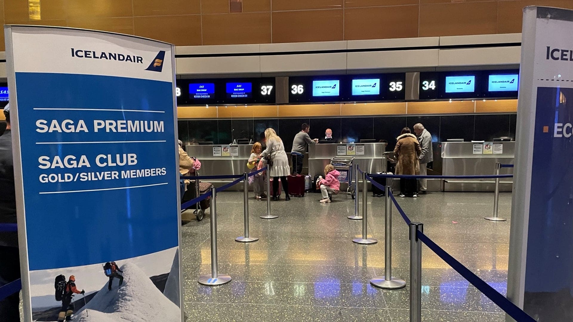 Airline review Airport experience - Icelandair - 1