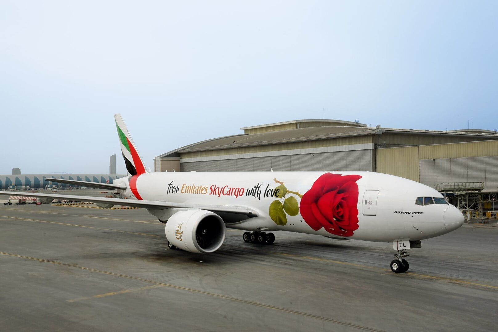 Emirates SkyCargo med gigantisk rose til Valentinsdagen