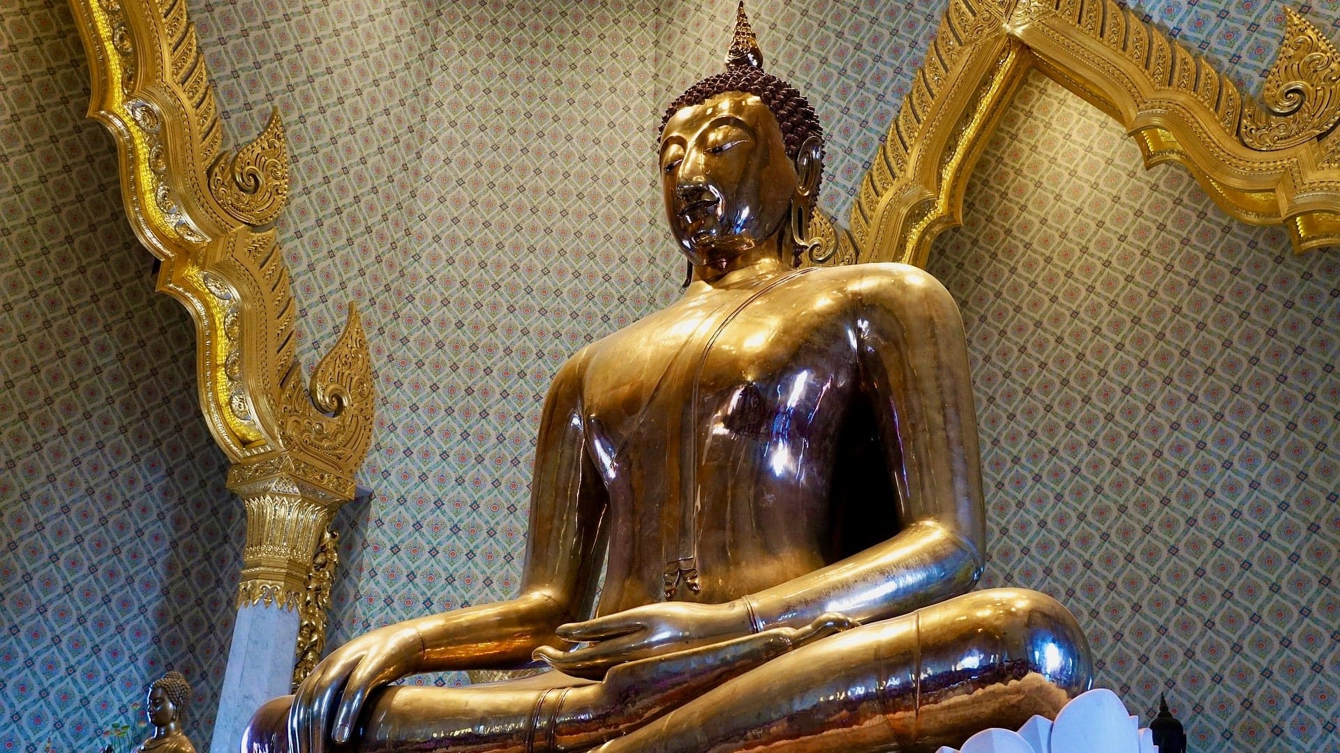 The golden buddha statue in bangkok