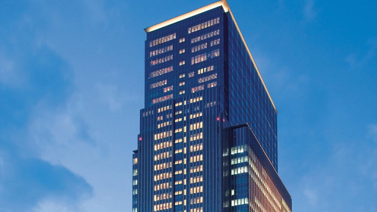 Tall black glass biulding Mandarin Oriental, Tokyo