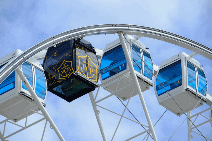 Finnar har öppnat eget pariserhjul - med VIP-kabin och champagneservice - VIP-kabin med en flaska champagne under turen - 1