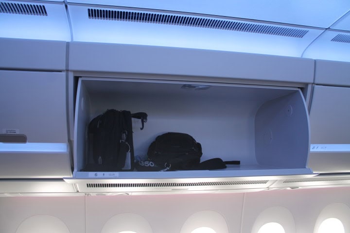 En första titt: Qatar Airways business class och economy class på nya Airbus A350 - Elektroniska displayer och bagagehyllor - 2