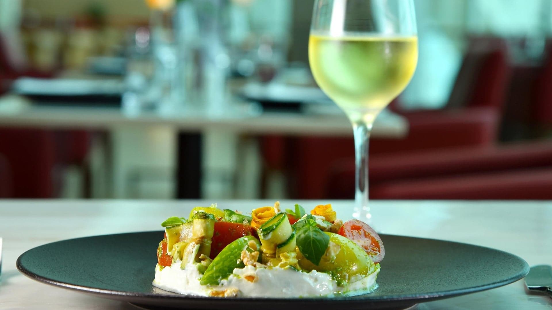 Airline review Airport experience - Emirates - 2