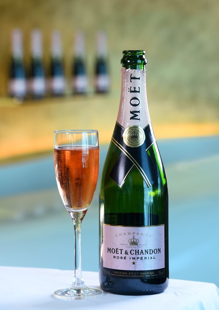 Emirates feirer kjærligheten i lufta og på bakken