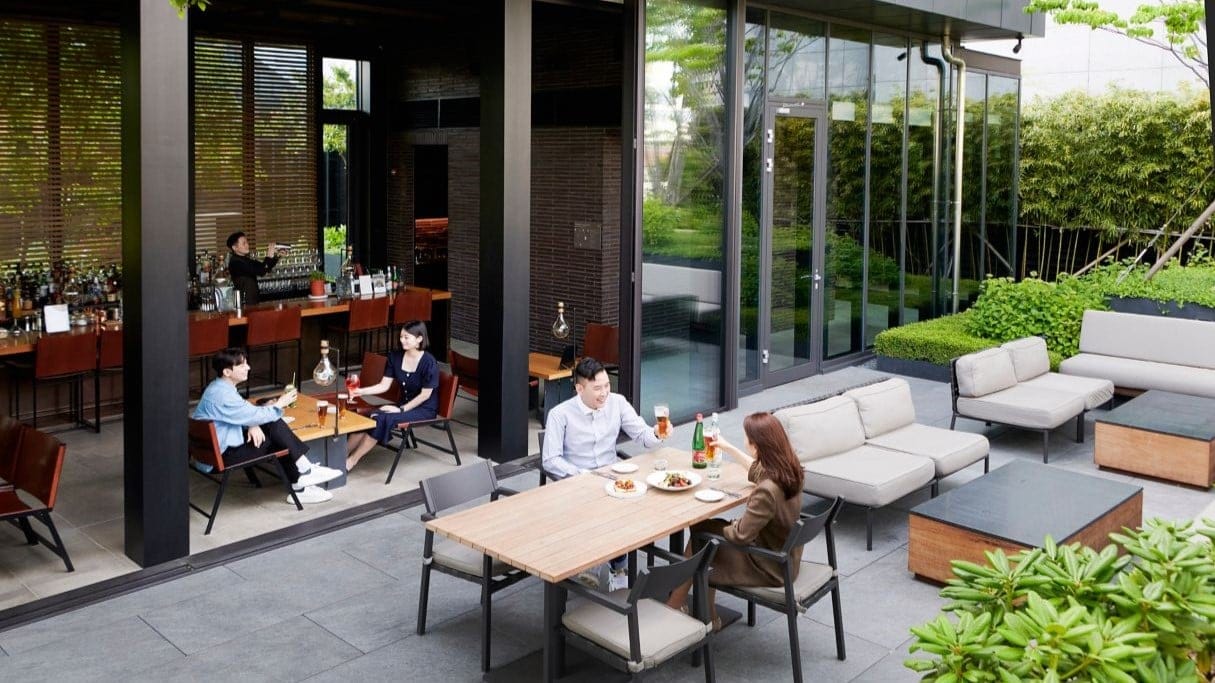 People eating at jw mariott hotel seoul