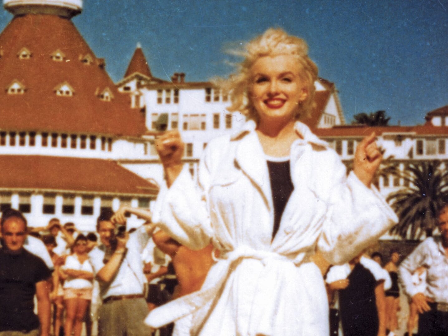 Marilyn Monroe standing outside Hotel del Coronado in California