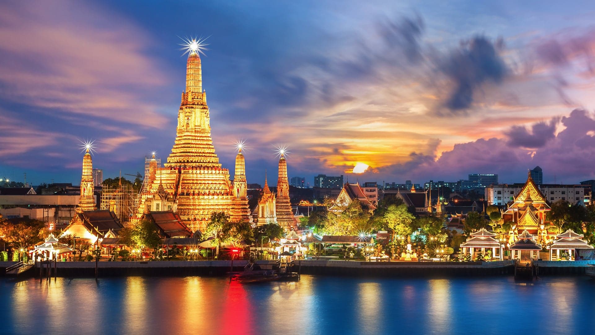 Wat arun by the river