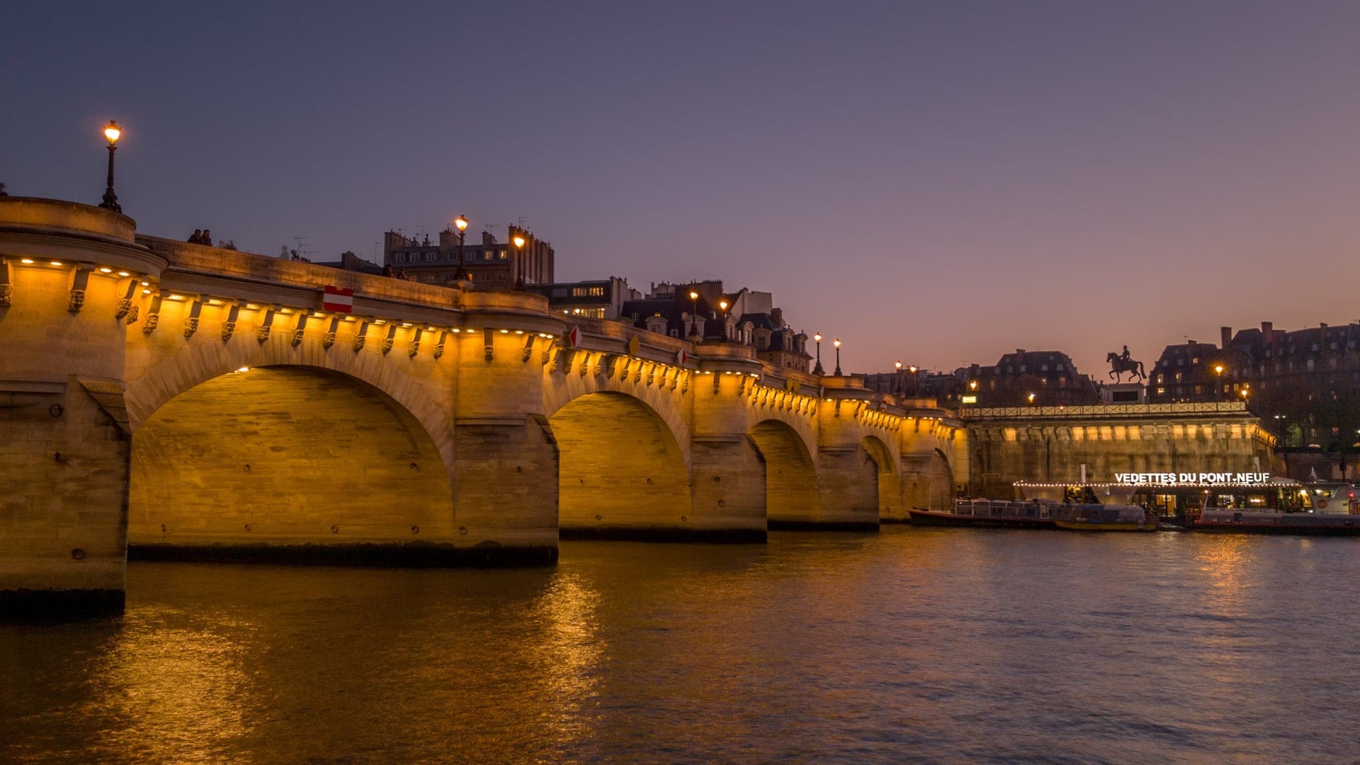 pont neuf seen at night