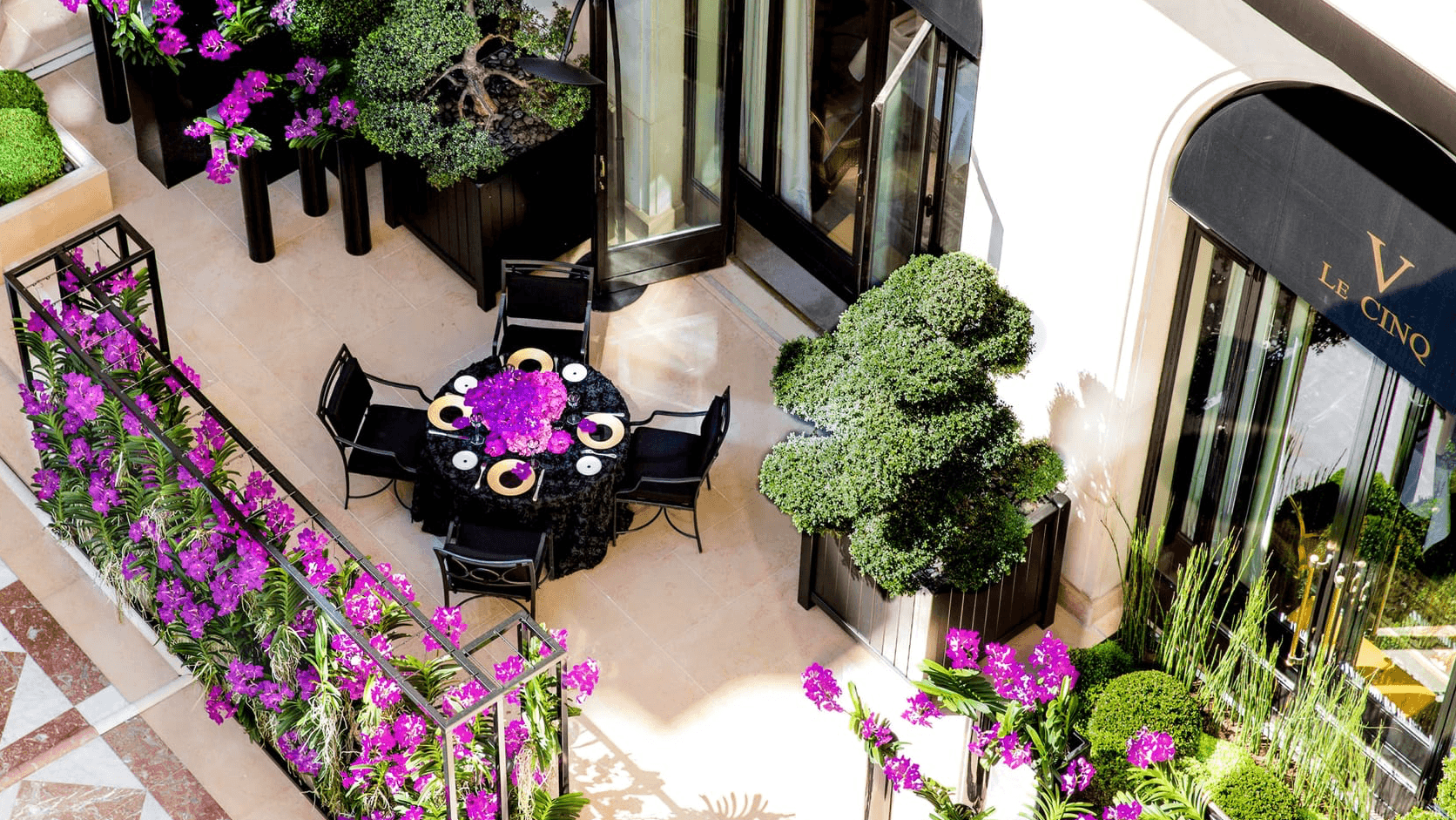 The outside of resturant le cinq paris