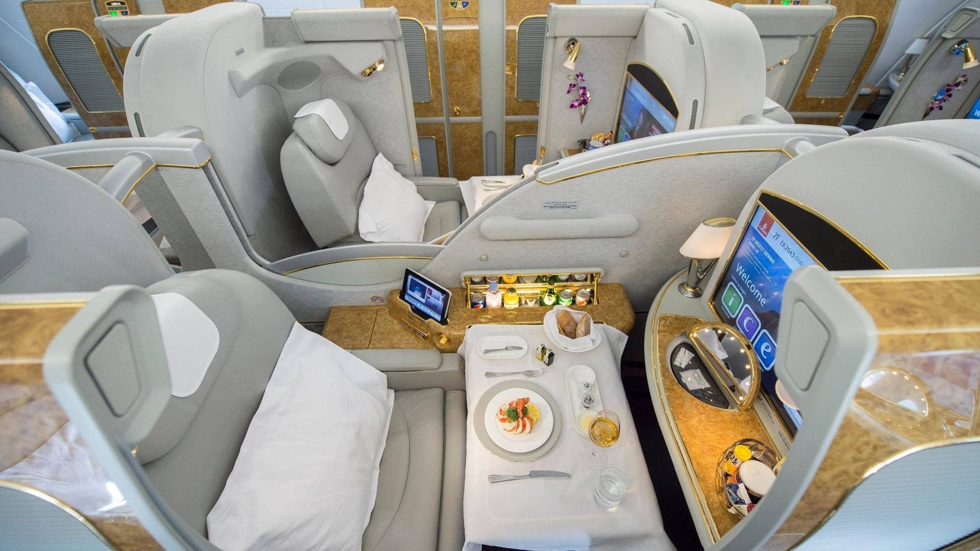 Airline review Cabin & Seat - Emirates - 4