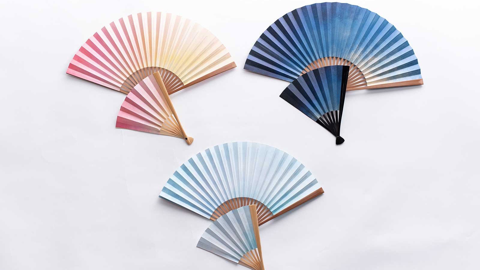 Sensu three different colours, blue, pinj, and navy blue.