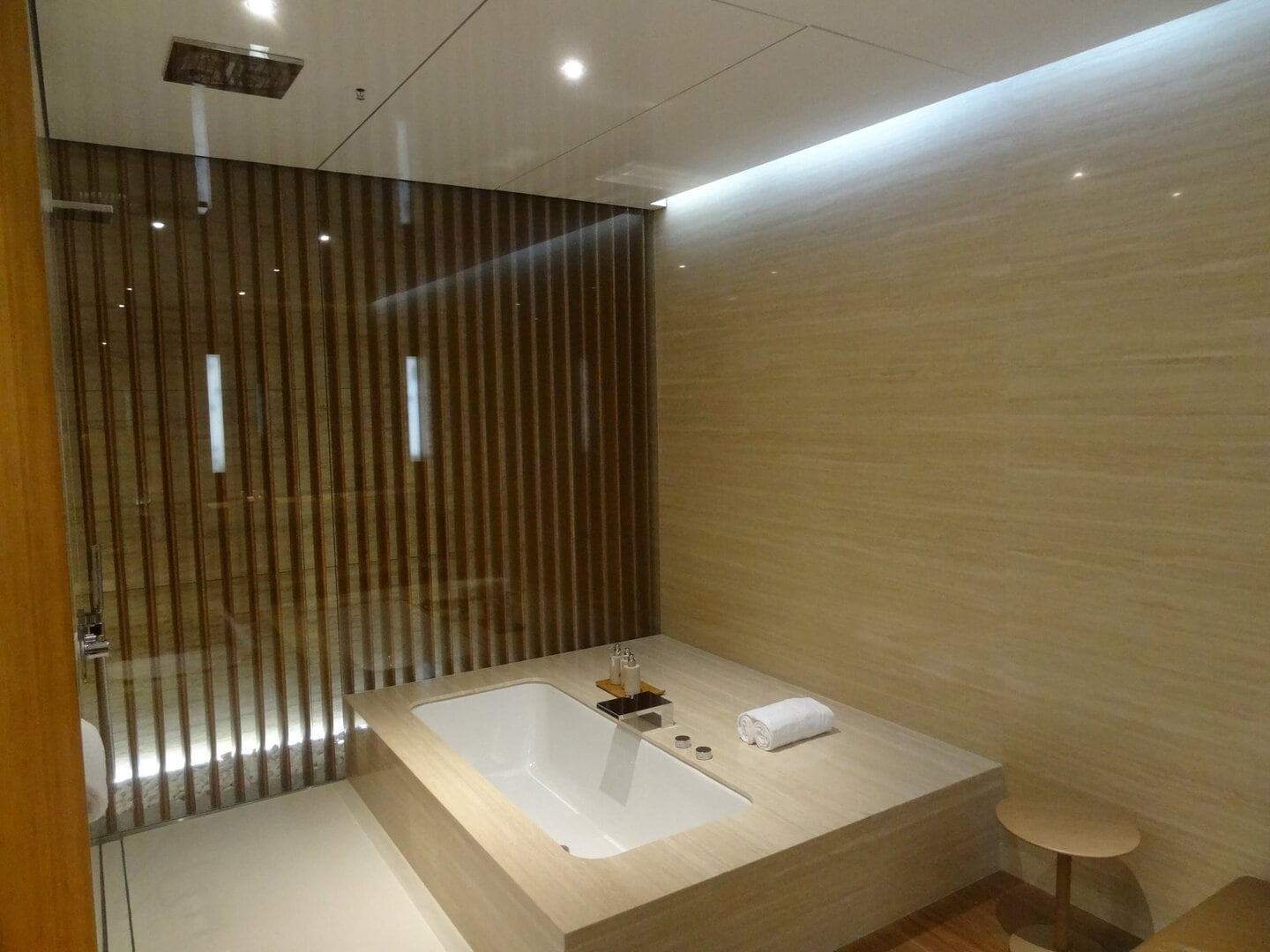Review: Cathay Pacific lounges, Hong Kong