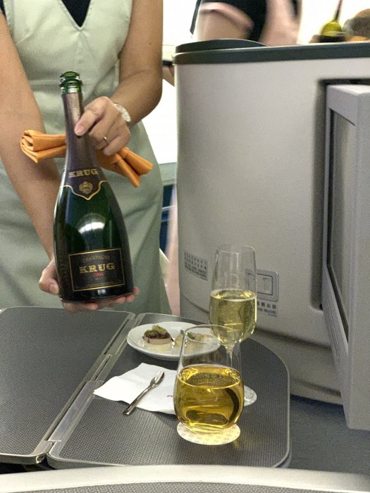 Jämförelse av två ”femstjärniga” flygbolag i business till och från LAX (via CDG och TPE...)