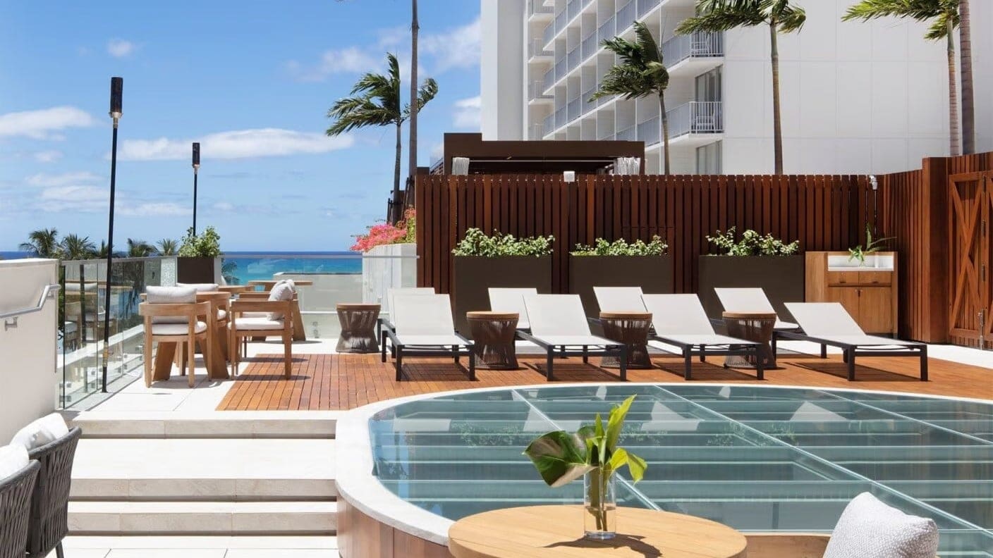Pool and sunbeds at Alohilani Resort, Waikki Beach.