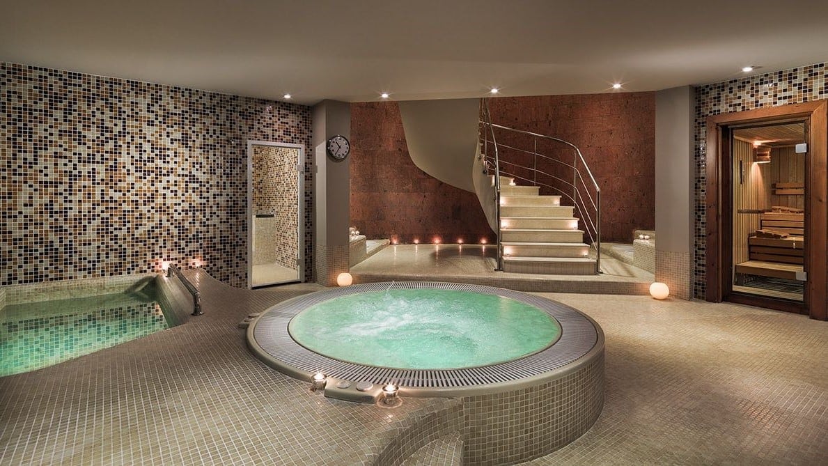 Private inside jazzuci and pool area at Hotel Las Madrigueras