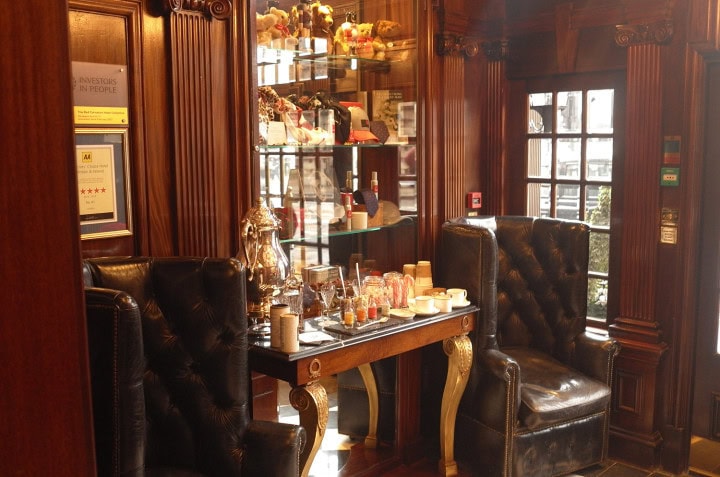 Intimate Hotel 41, is this London's best luxury hotel? - between Knightsbridge and Mayfair, sits Hotel 41, a super small hotel that Tripadvisor rates as the best of all 5-star luxury hotels in London. We were skeptical. A top hotel which the BusinessClass editorial staff had never heard of? Surely not we thought, as we have frequented almost all of London's best hotels. Curiosity took over and we decided to investigate further. - 1