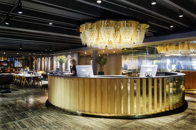 Robot inntar suiten på Clarion Hotel Amaranten