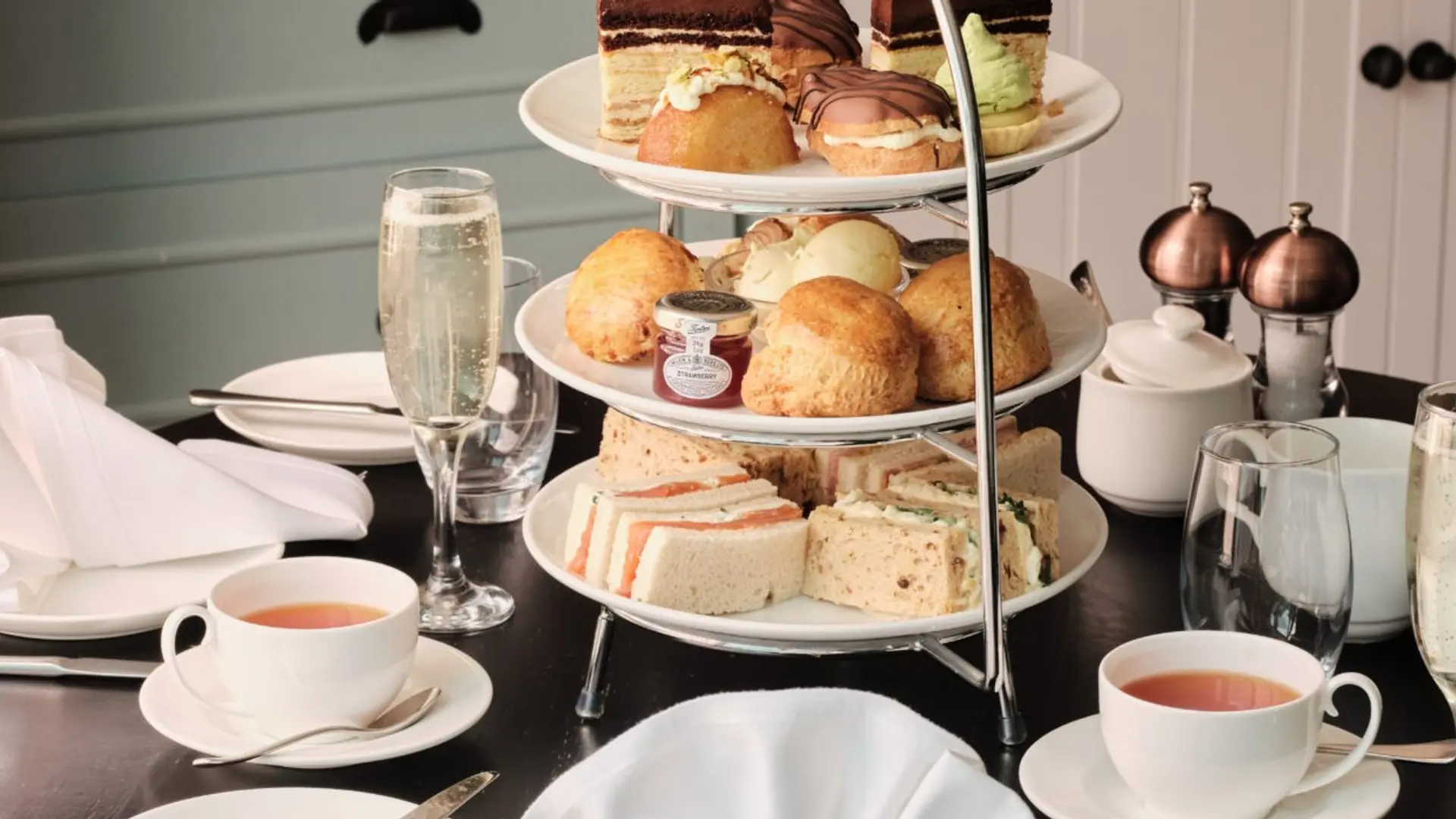 Hotel review Restaurants & Bars' - St Moritz Hotel & Cowshed Spa - 3