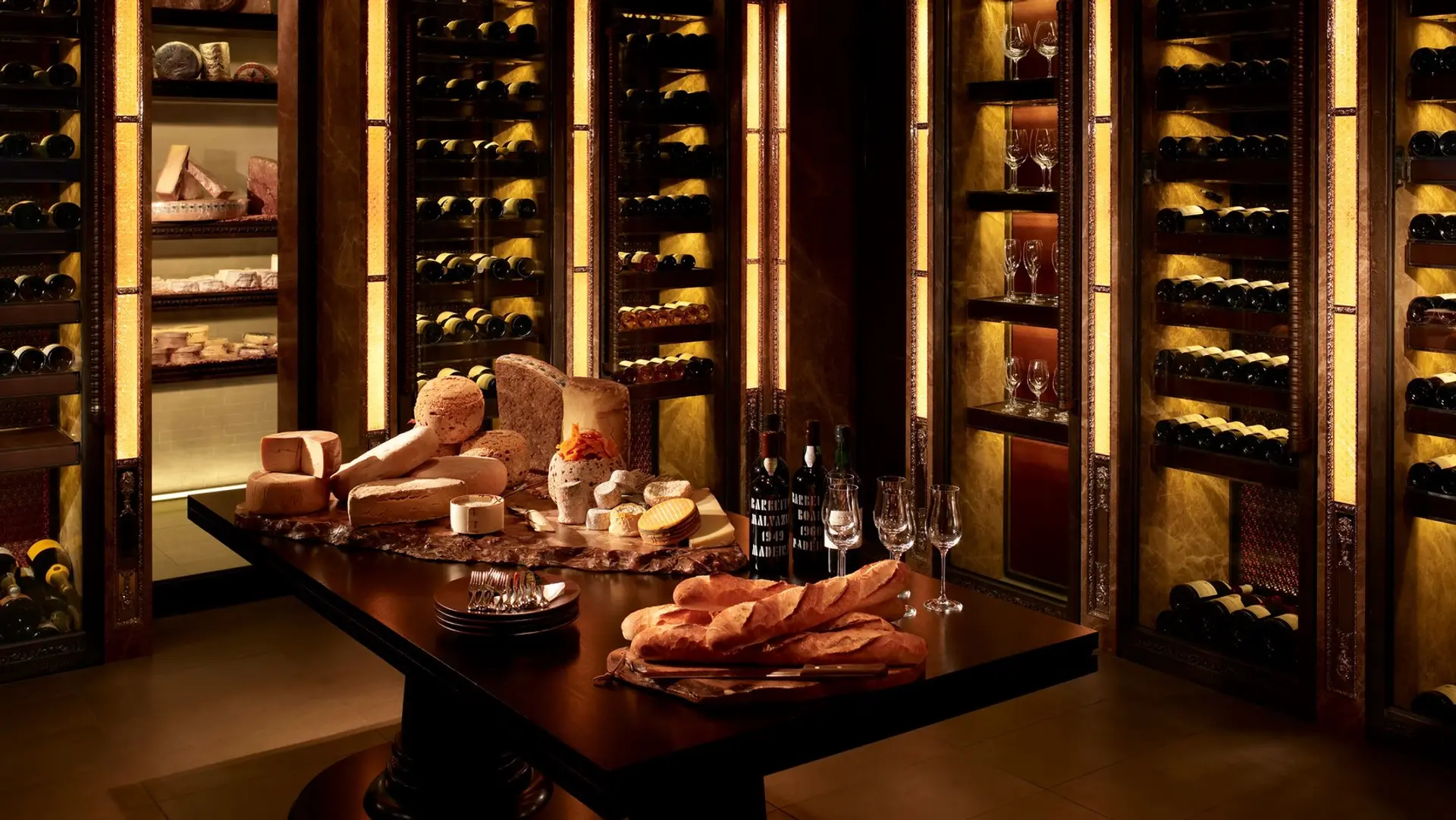 Hotel review Restaurants & Bars' - Four Seasons Hotel Hong Kong - 2