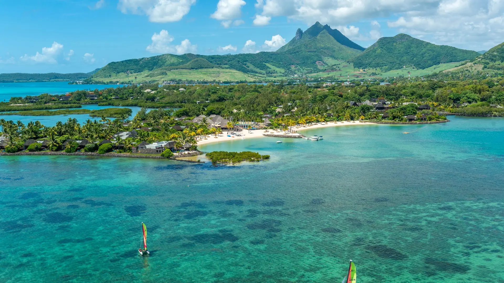 Hotel review Location' - Four Seasons Resort Mauritius at Anahita - 1