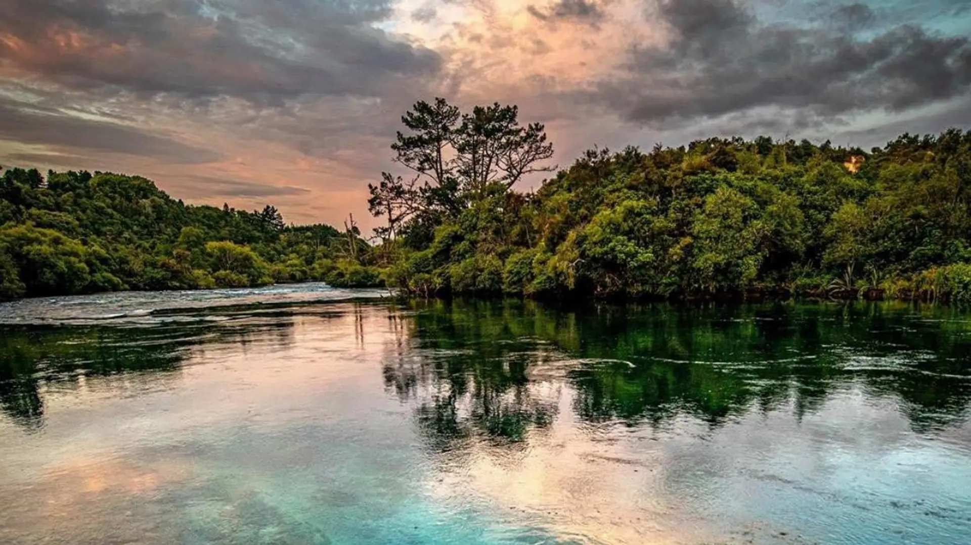 Hotel review Location' - Huka Lodge - 2