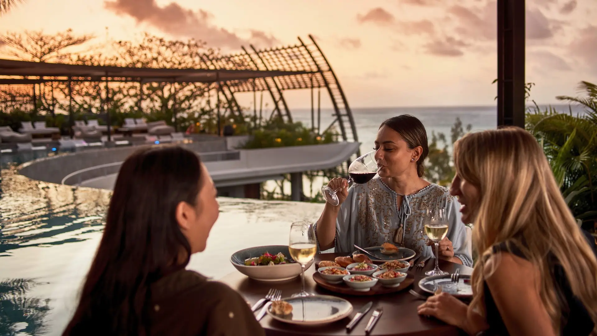 Hotel review Restaurants & Bars' - LUX* Grand Baie Resort & Residences - 2