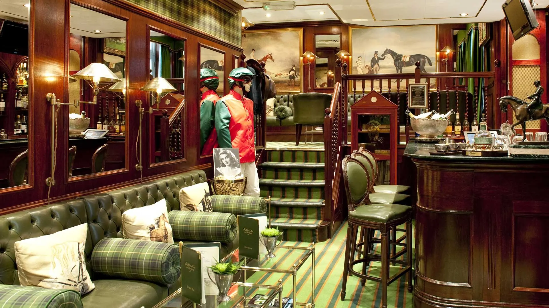 Hotel review Restaurants & Bars' - The Milestone Hotel & Residences - 5