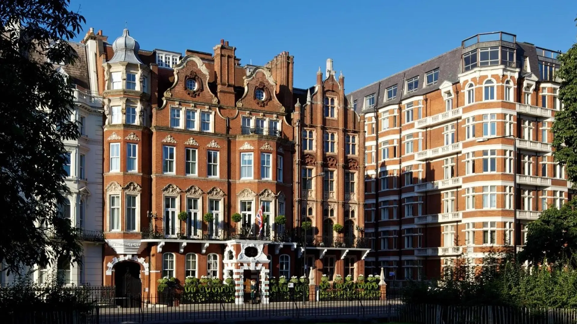 Hotel review Location' - The Milestone Hotel & Residences - 3