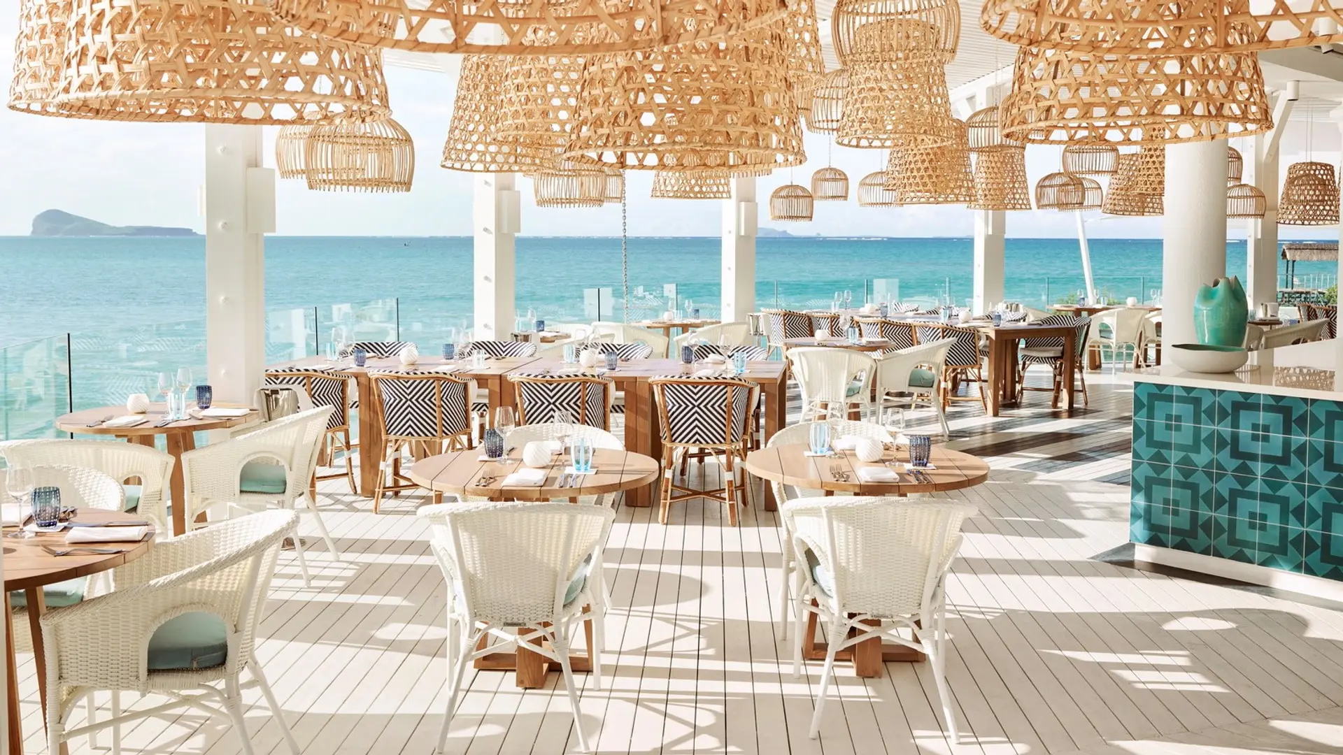 Hotel review Restaurants & Bars' - LUX* Grand Gaube - 0