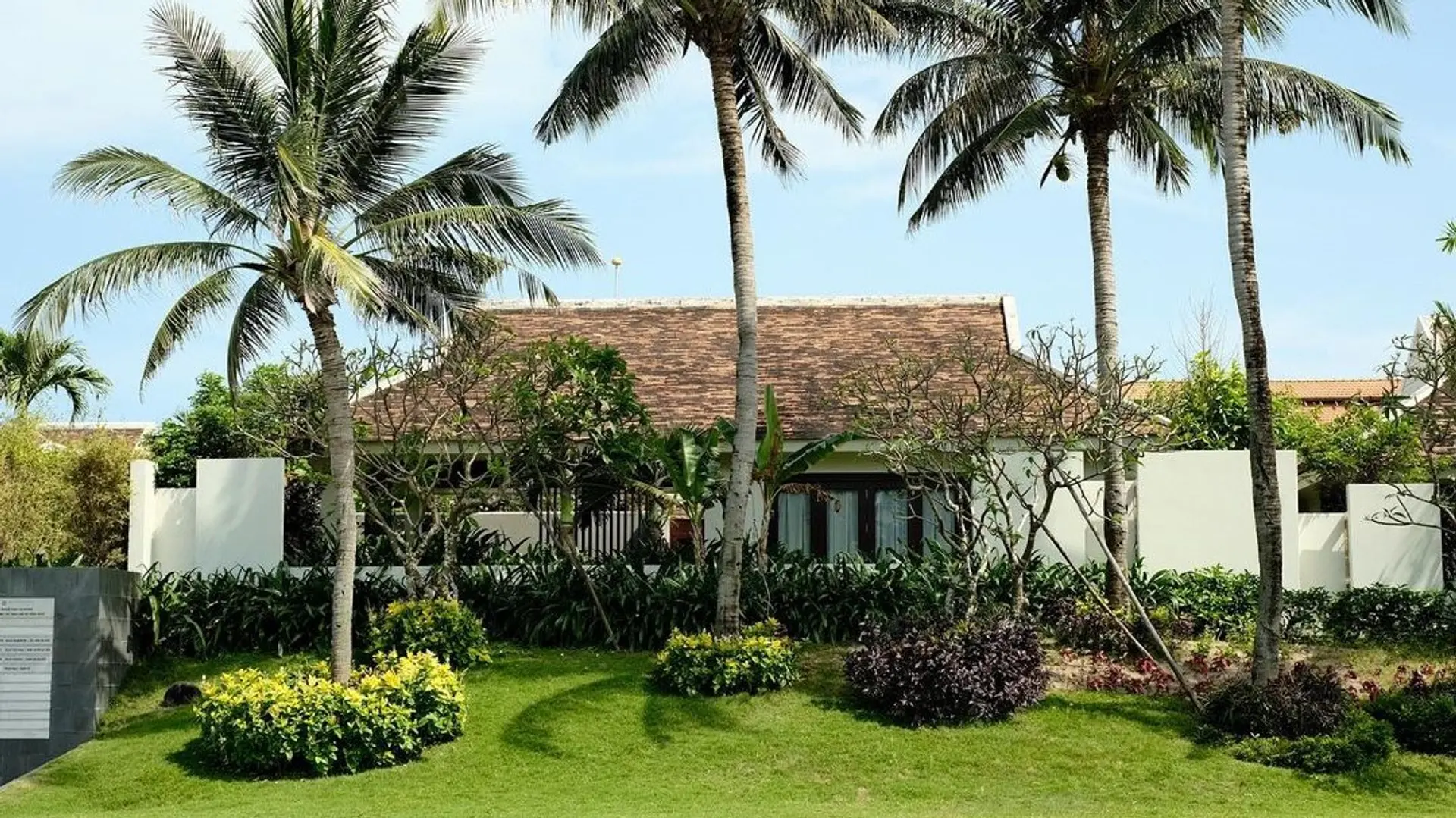 Hotel review Location' - Pullman Danang Beach Resort - 3