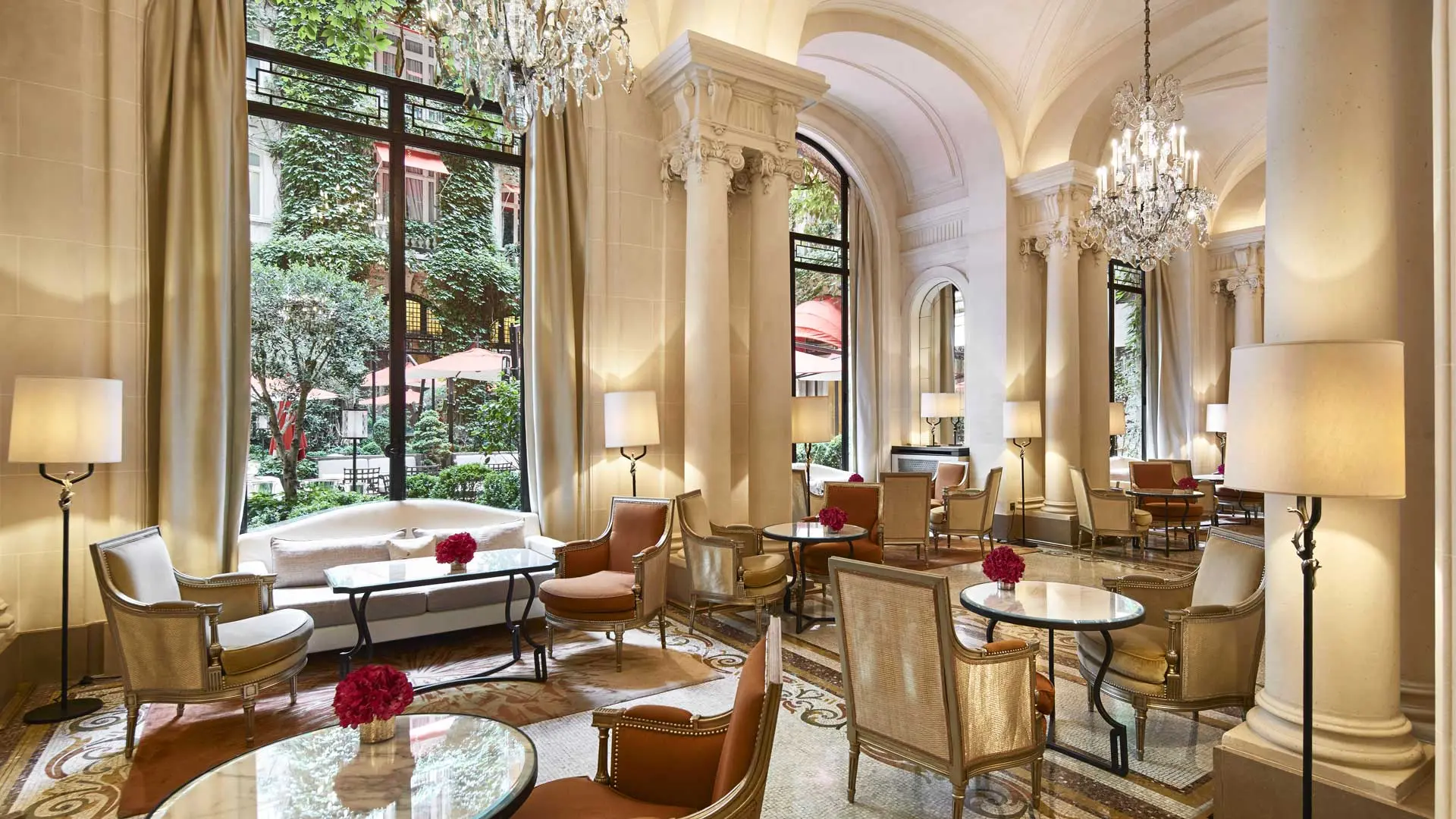Hotel review Restaurants & Bars' - Hôtel Plaza Athénée Paris - 3