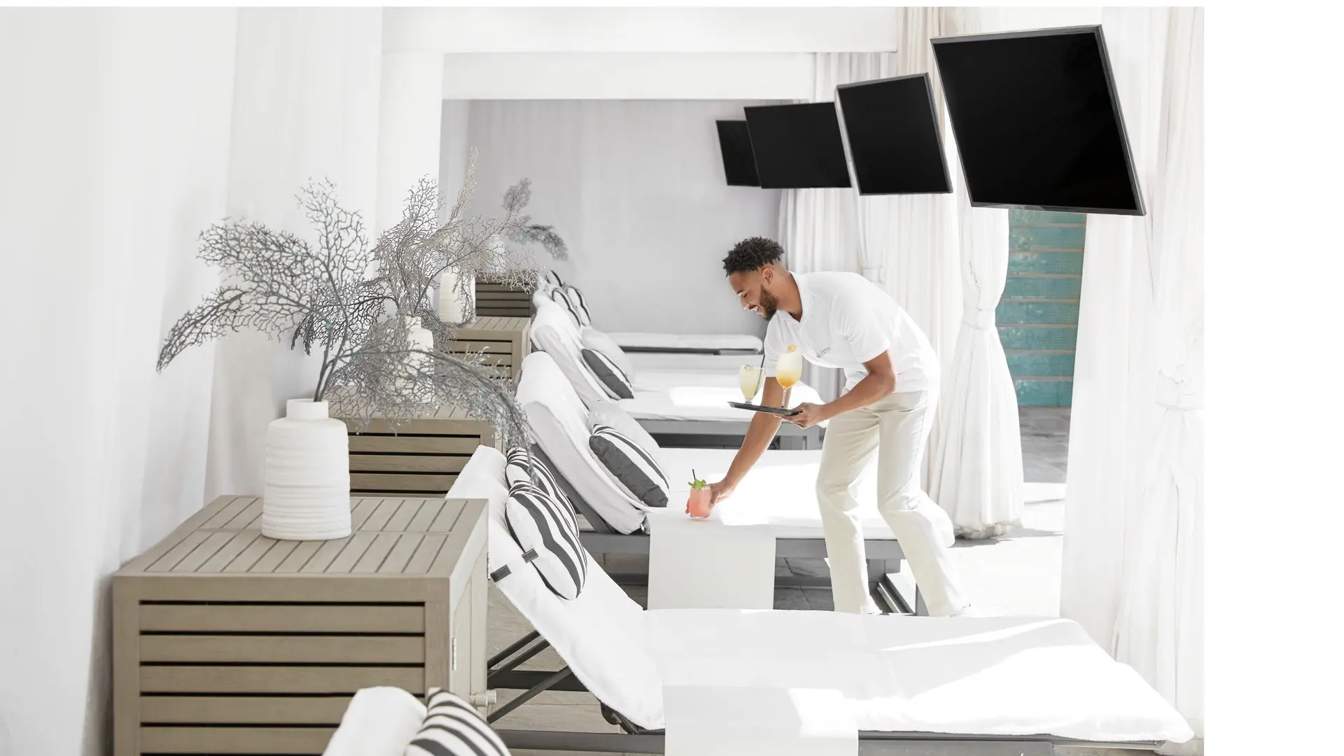 Hotel review What We Love' - Beverly Wilshire, A Four Seasons Hotel - 0